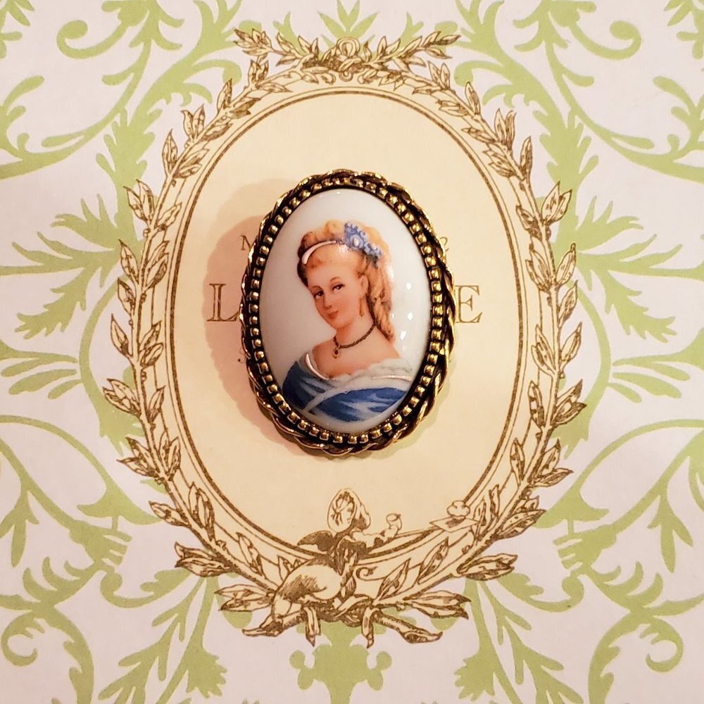 VTG‎ Hand Painted Lady in Blue Limoges Brooch Pin
